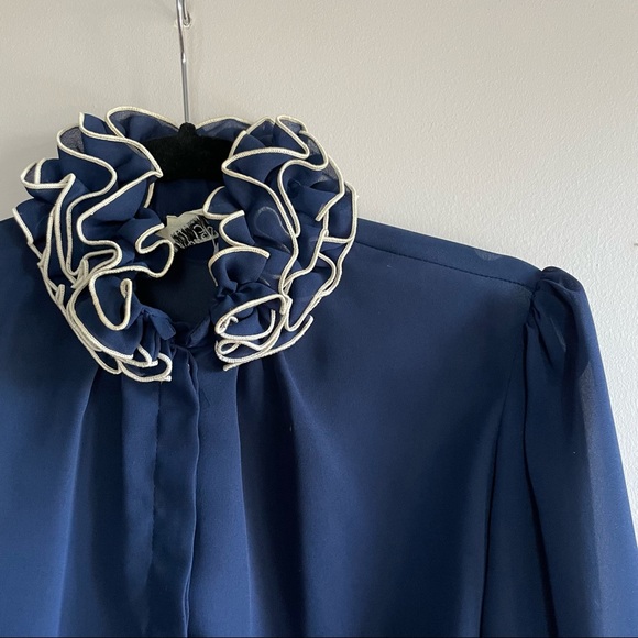 Vintage Ruffled Blouse. - Picture 4 of 6